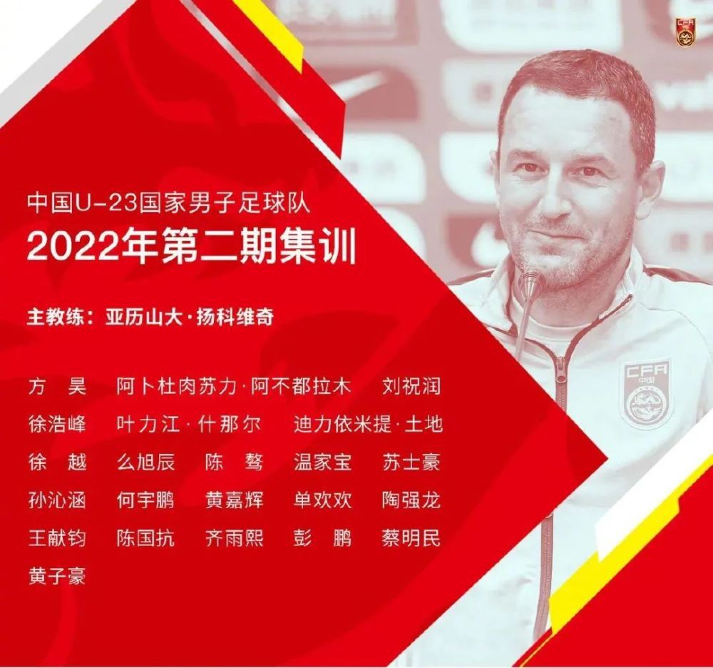 就在这时，在他面前不远处的四部电梯灯忽然同时亮起，就在他心中有些错愕的时候，电梯门忽然打开。